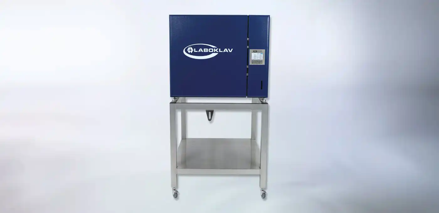 تتميز شاشة اللمس من سلسلة Laboklav بسهولة الاستخدام وبنيتها الواضحة. امرأة تشغل جهاز تعقيم آلي