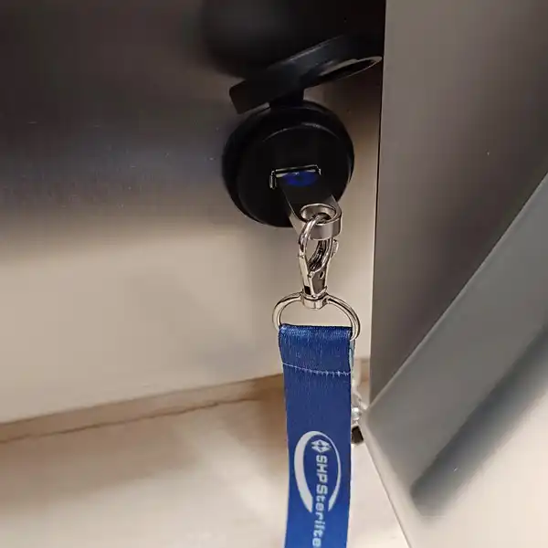 منفذ USB خلف باب الحجرة المفتوح